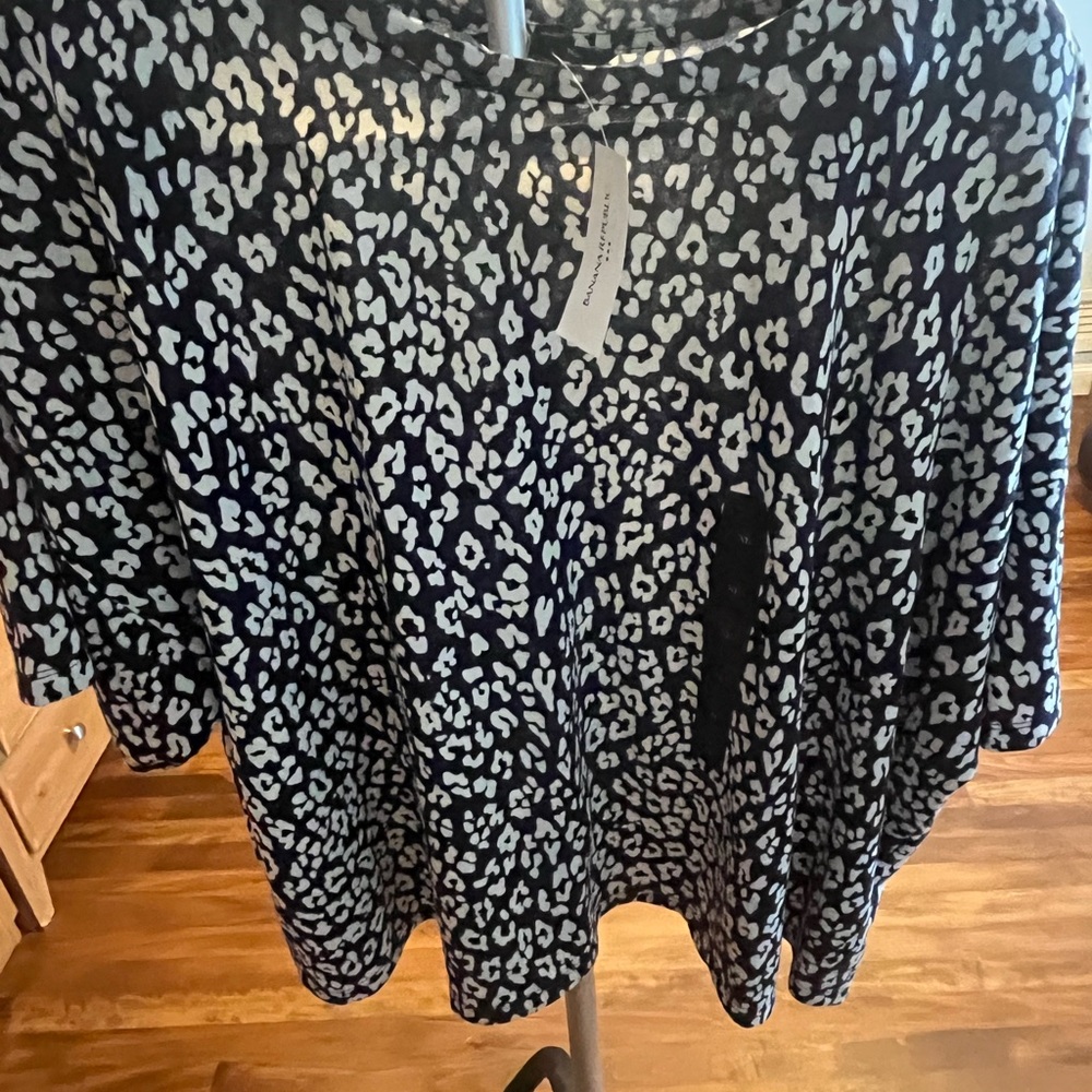 Banana Republic Blue and White floral  Print Short Sleeve Tee